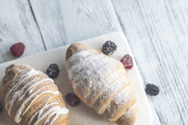 Kruvasan taze çilek ile