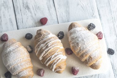 Kruvasan taze çilek ile