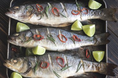 Fırında levrek kireç ve biber biber