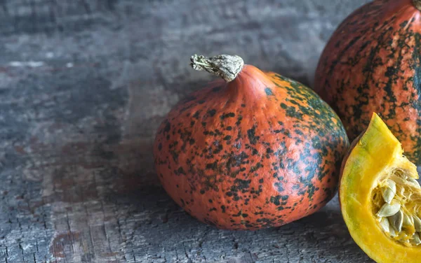 Deux Citrouilles Hokkaido Sur Fond Bois — Photo