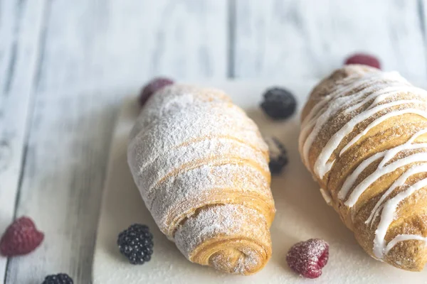 Croissants met verse bessen — Stockfoto