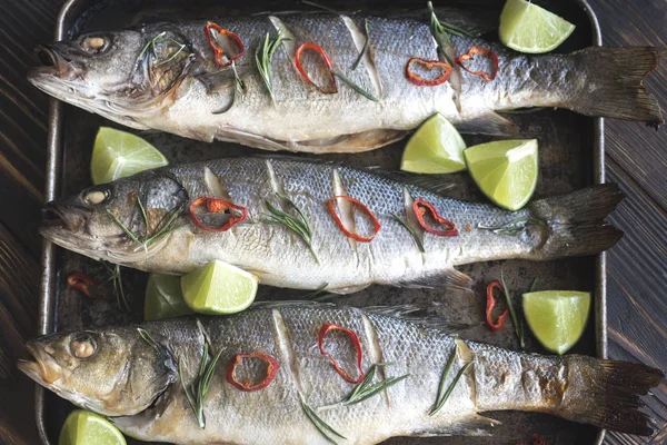 Fırında levrek kireç ve biber biber