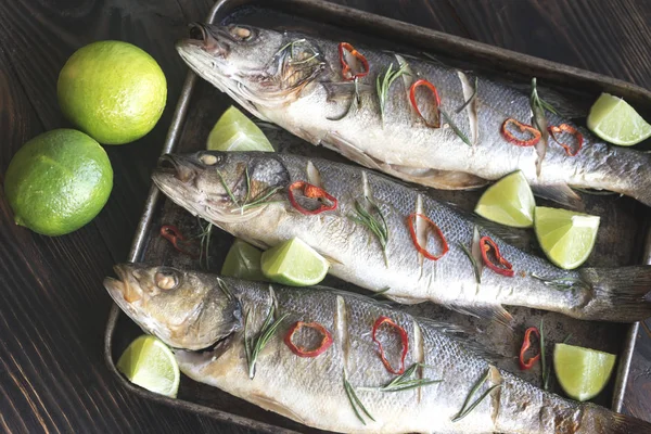 Baked sea bass with lime and chilli pepper — Stock Photo, Image