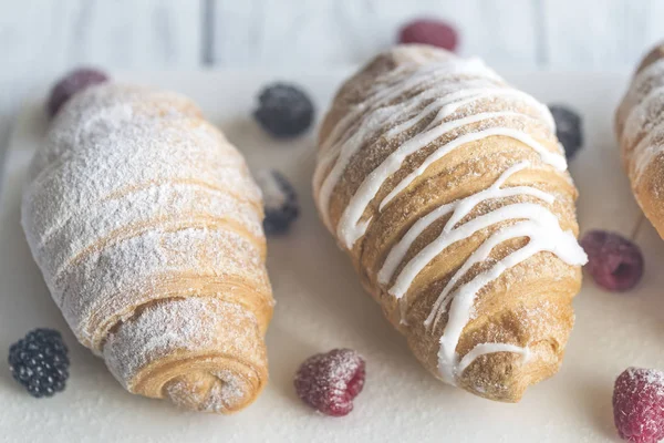 Croissanter med färska bär — Stockfoto