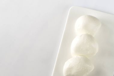 Beyaz arka plan üzerinde mozzarella