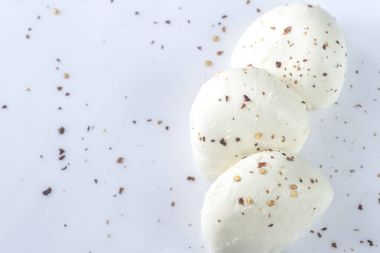 Beyaz arka plan üzerinde mozzarella