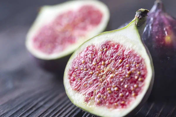 Fresh figs on the wooden background — Stock Photo, Image
