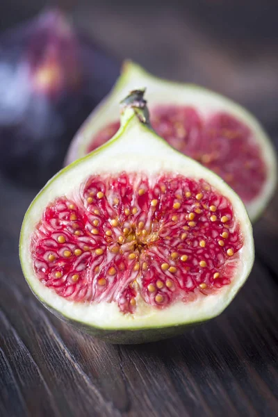 Fresh figs on the wooden background — Stock Photo, Image