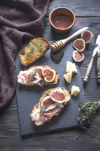 Toasts mit Speck und Feigen — Stockfoto