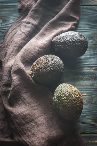 Hass avocados на дерев'яному фоні — стокове фото