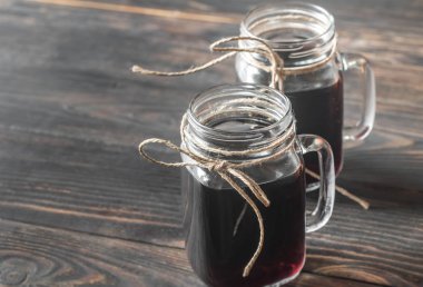 İki bardak ahşap arka plan üzerinde mulled şarap