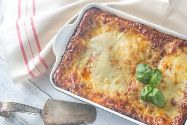 Ahşap masa üzerinde lazanya yemeği