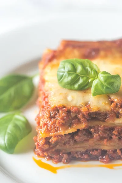 Gedeelte van lasagne op de houten tafel — Stockfoto