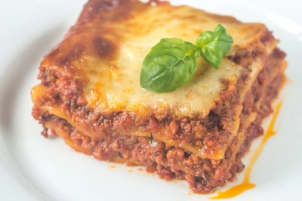 Gedeelte van lasagne op de houten tafel — Stockfoto