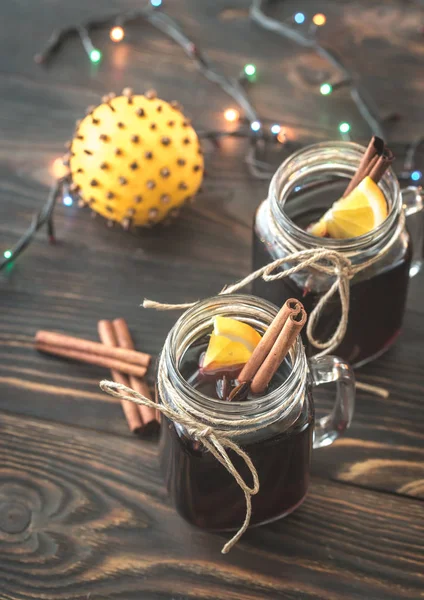 Zwei Gläser Glühwein auf dem hölzernen Hintergrund — Stockfoto