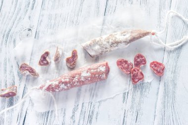 Ahşap zemin üzerine İspanyol fuet