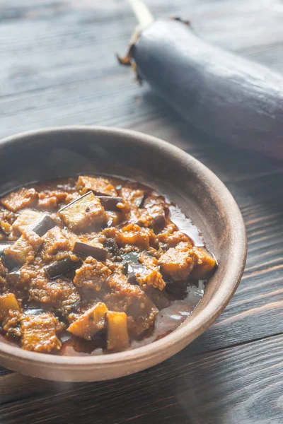 Schüssel Auberginen mit Rogan-Joschsauce — Stockfoto