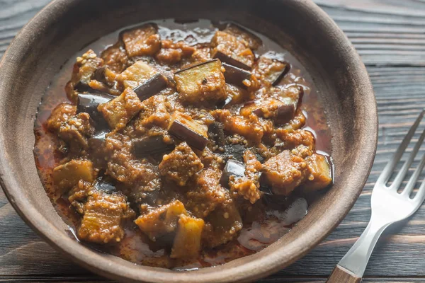 Cuenco de berenjena con salsa rogan josh — Foto de Stock