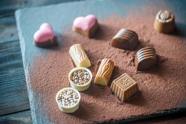 Doces de chocolate com cacau — Fotografia de Stock