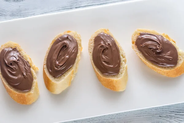 Segmenten van stokbrood met chocolade crème — Stockfoto