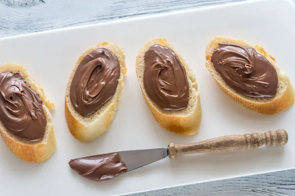 Segmenten van stokbrood met chocolade crème — Stockfoto