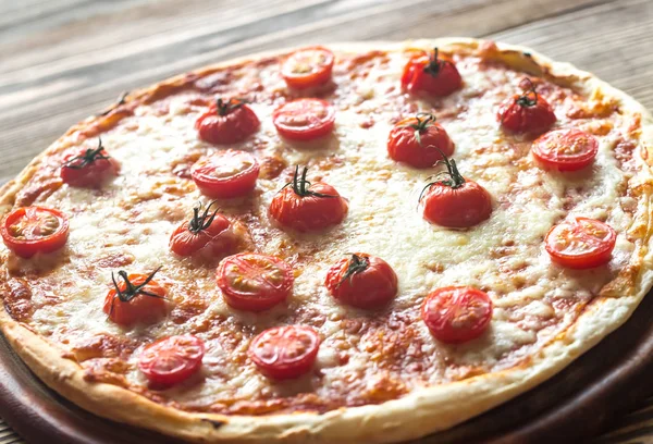 Pizza with cherry tomatoes and mozzarella — Stock Photo, Image