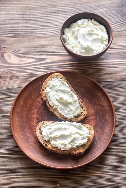 Tostadas con queso crema — Foto de Stock