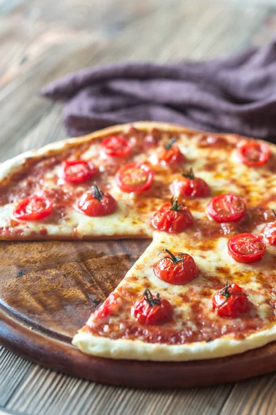 Pizza com tomate cereja e mussarela — Fotografia de Stock