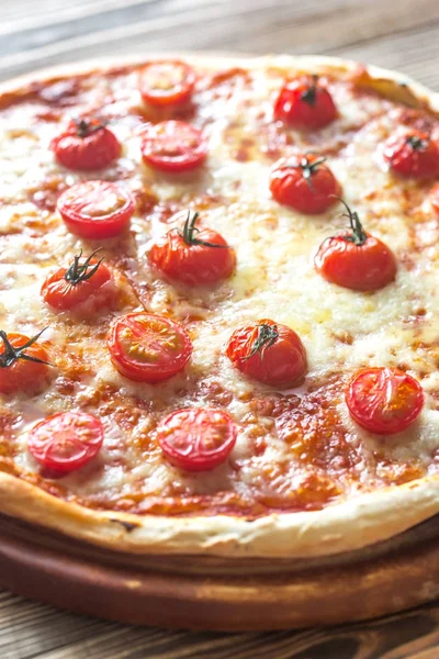 Pizza com tomate cereja e mussarela — Fotografia de Stock