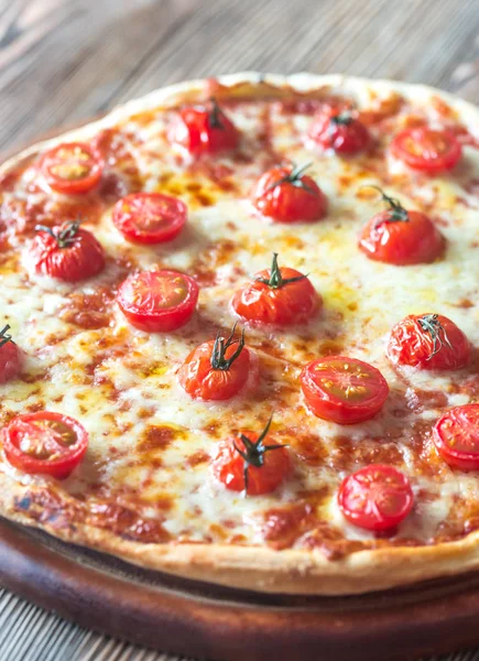 Pizza com tomate cereja e mussarela — Fotografia de Stock