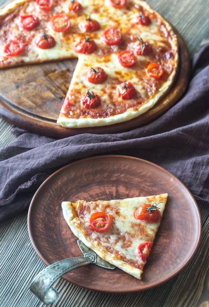 Pizza com tomate cereja e mussarela — Fotografia de Stock