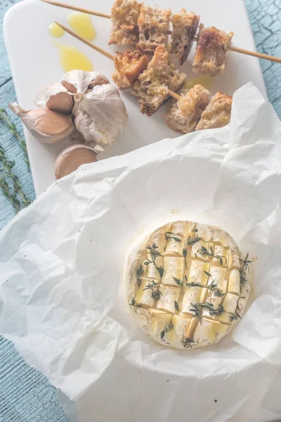 Fondue de queijo camembert com pão torrado — Fotografia de Stock