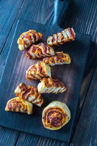 Rolos de pizza na placa de madeira — Fotografia de Stock