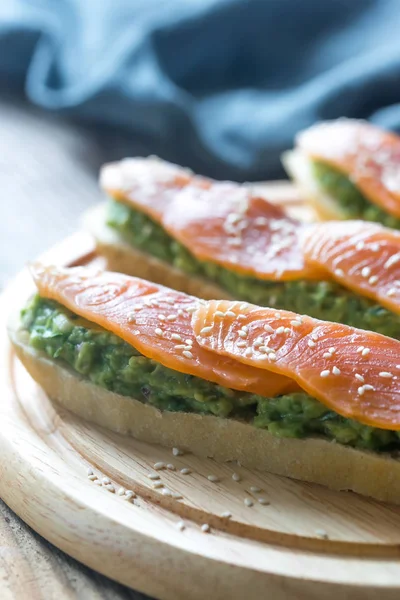 ขนมปังปิ้งกับกัวคาโมเล่และแซลมอนรมควัน — ภาพถ่ายสต็อก