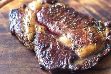 Kavrulmuş dana biftek ahşap tahta üzerinde