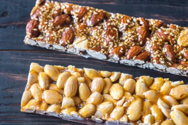 Turron barlar ahşap tahta üzerinde