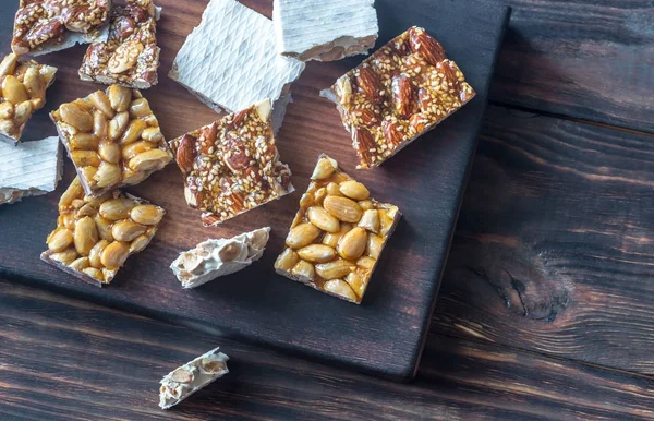 Fatias de turron na placa de madeira — Fotografia de Stock