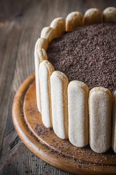 A fából készült táblán tiramisu torta — Stock Fotó