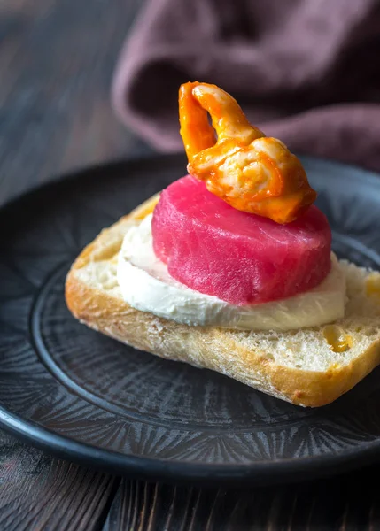Сэндвич с тунцом, крабовой клешней и моцареллой — стоковое фото
