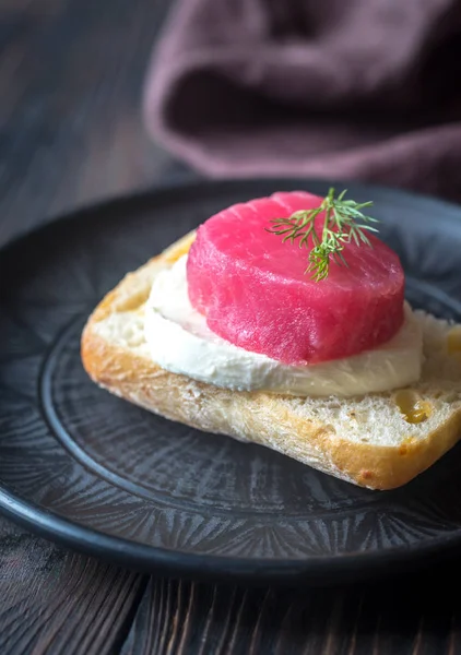 Сэндвич с тунцом и моцареллой — стоковое фото