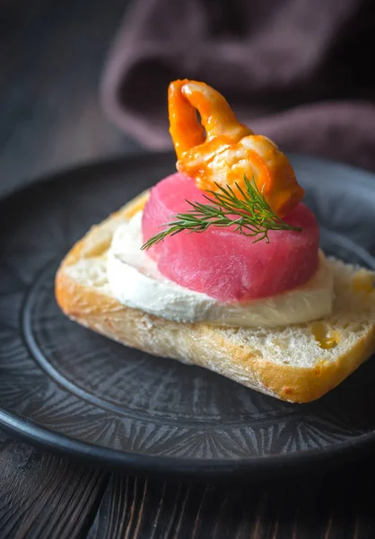 Sanduíche com atum, garra de caranguejo e mussarela — Fotografia de Stock