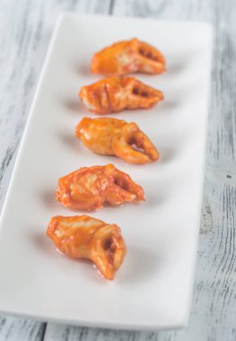 Beyaz plaka üzerinde Marine Yengeç pençeleri