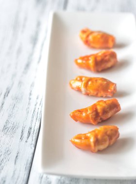 Beyaz plaka üzerinde Marine Yengeç pençeleri