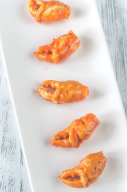 Beyaz plaka üzerinde Marine Yengeç pençeleri