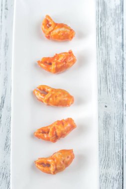 Beyaz plaka üzerinde Marine Yengeç pençeleri