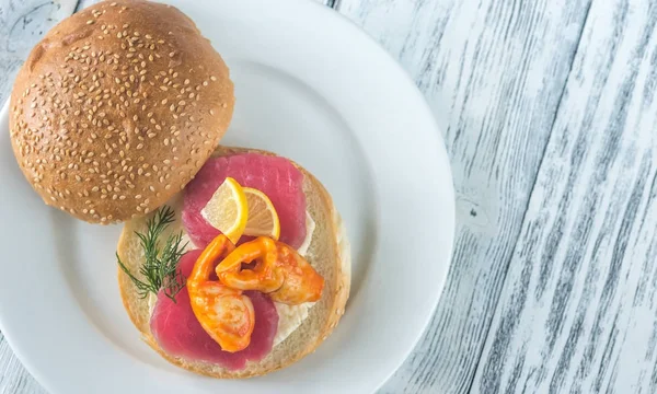 Sanduíche com atum, garra de caranguejo e mussarela — Fotografia de Stock