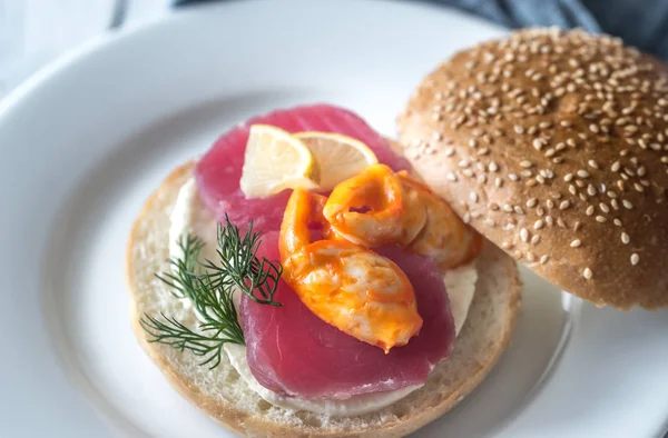 Sanduíche com atum, garra de caranguejo e mussarela — Fotografia de Stock