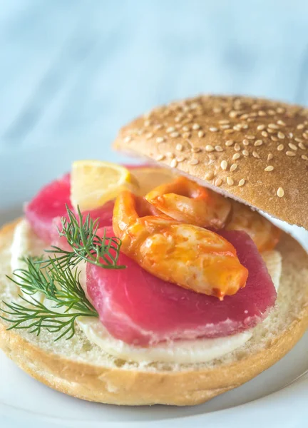 Sandwich au thon, griffe de crabe et mozzarella — Photo