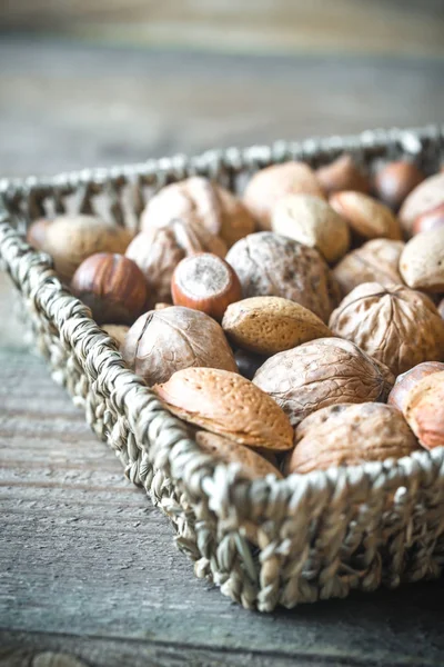 Bermacam-macam kacang di keranjang — Stok Foto