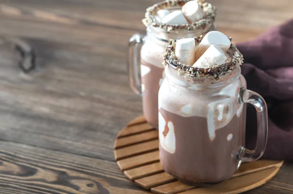 Zwei Becher heiße Schokolade mit Marshmallows — Stockfoto